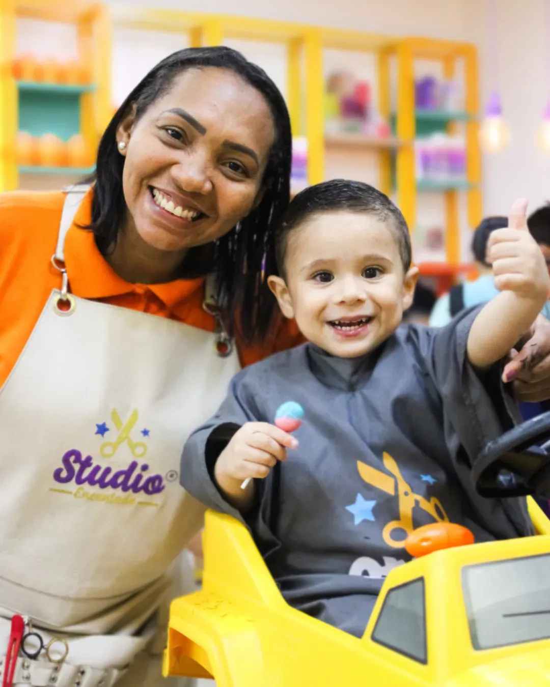 Criança feliz com profissional