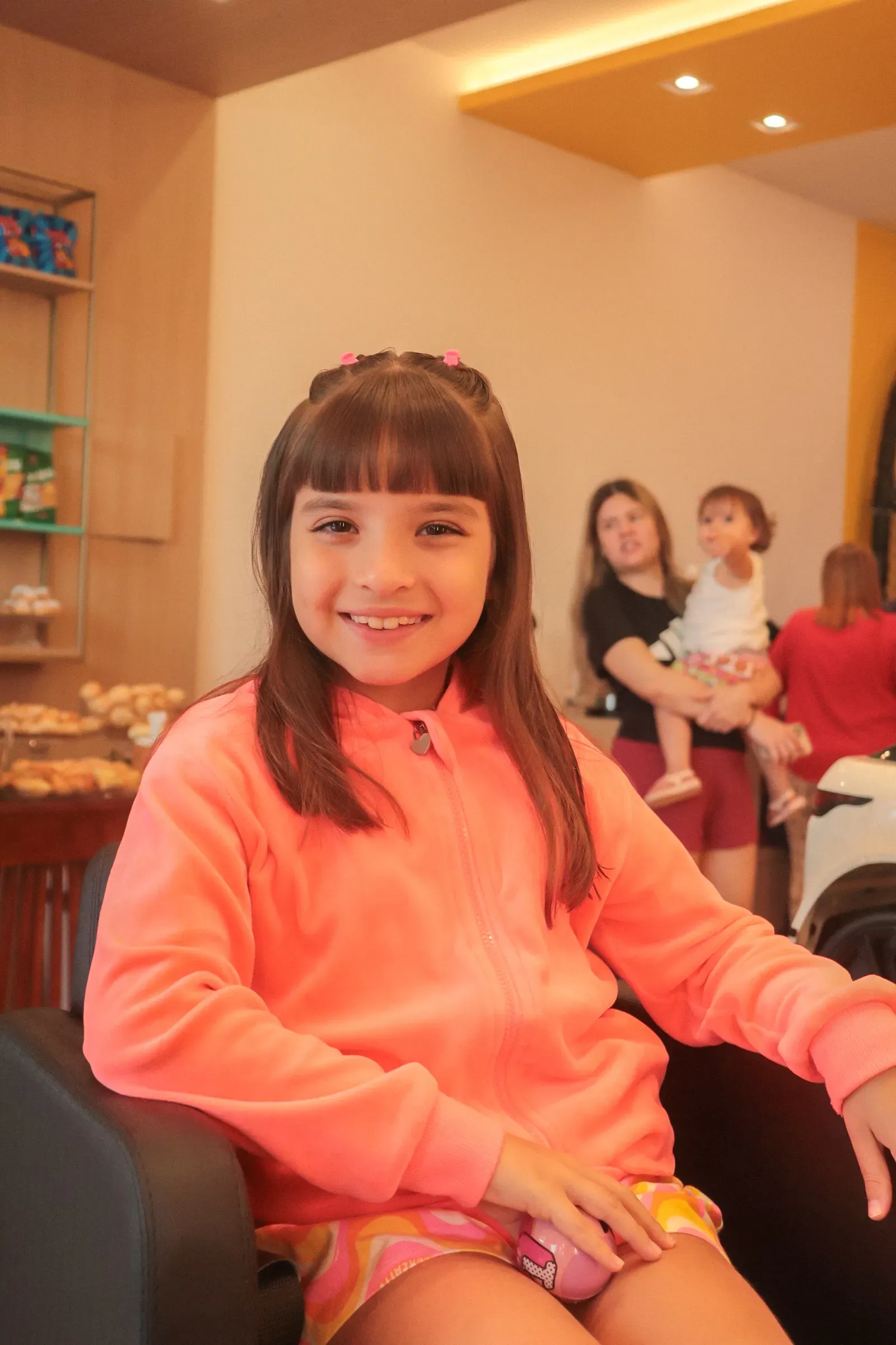Menina sorrindo no salão