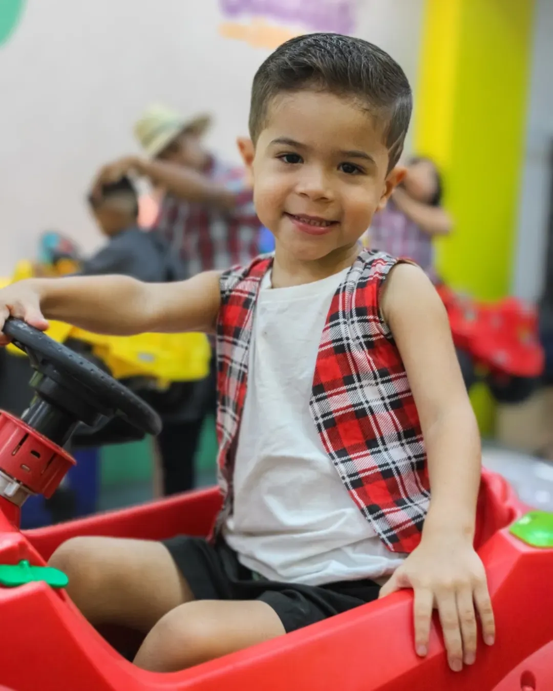 Criança no carrinho de brinquedo