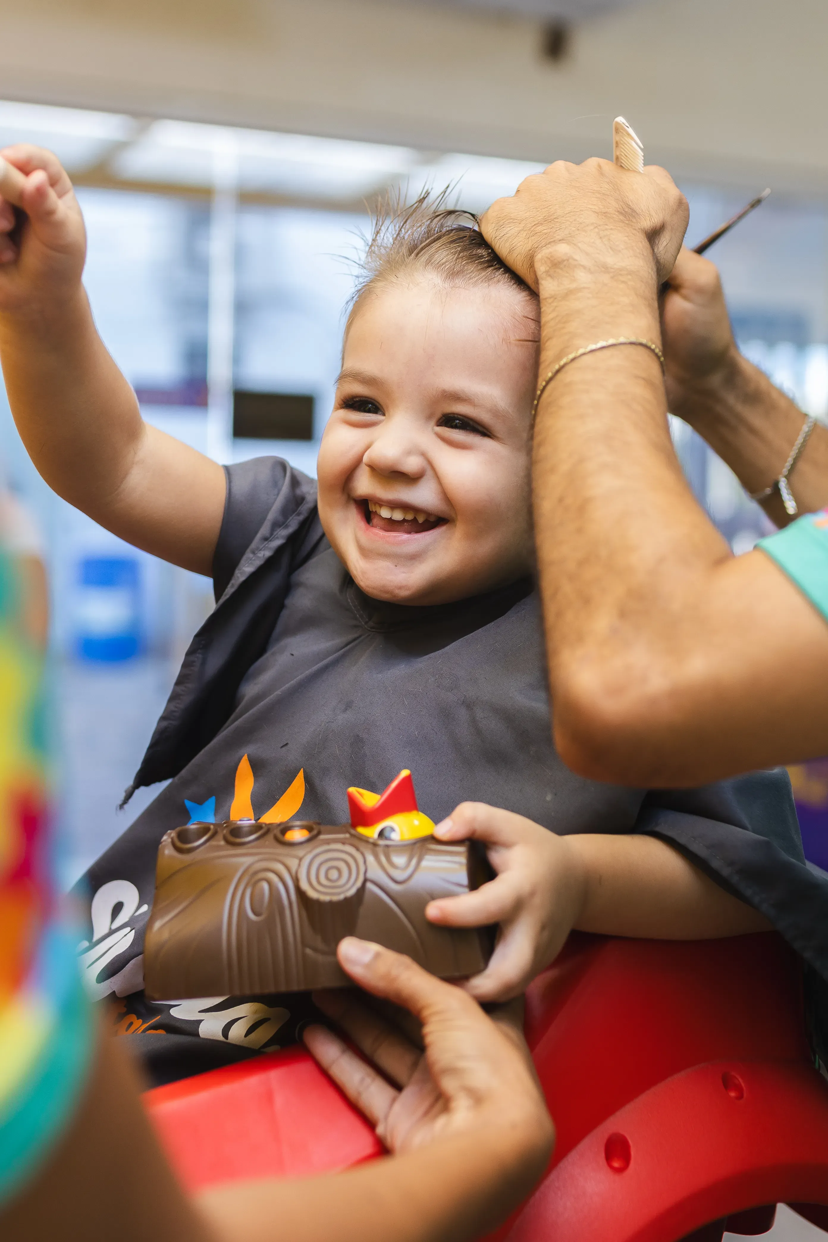 Criança sorrindo cortando cabelo