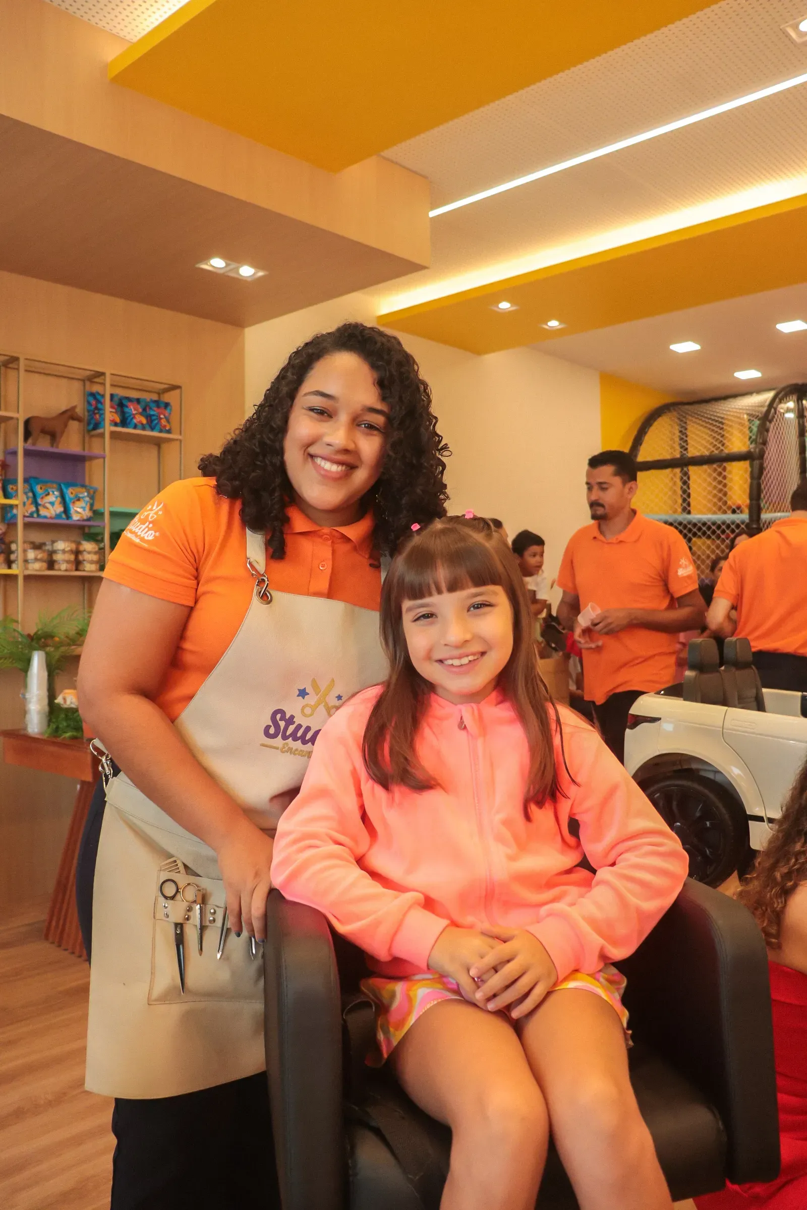 Criança sorrindo durante o corte