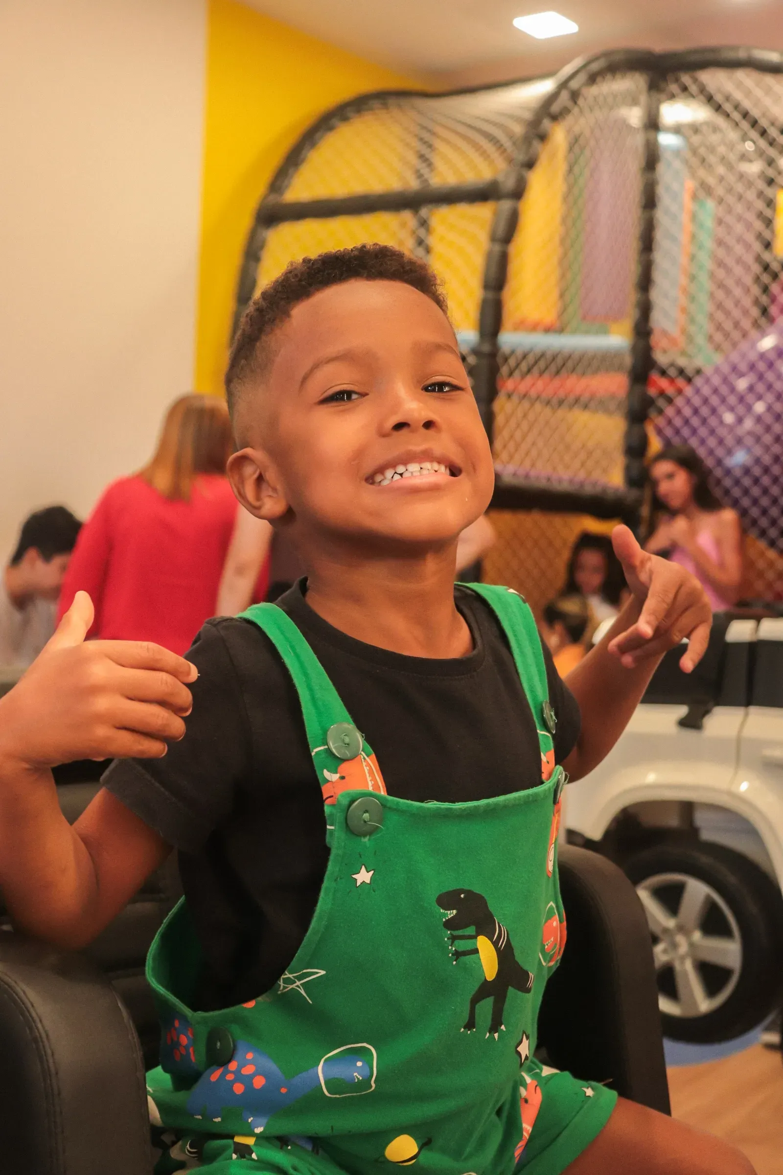 Criança feliz mostrando o visual