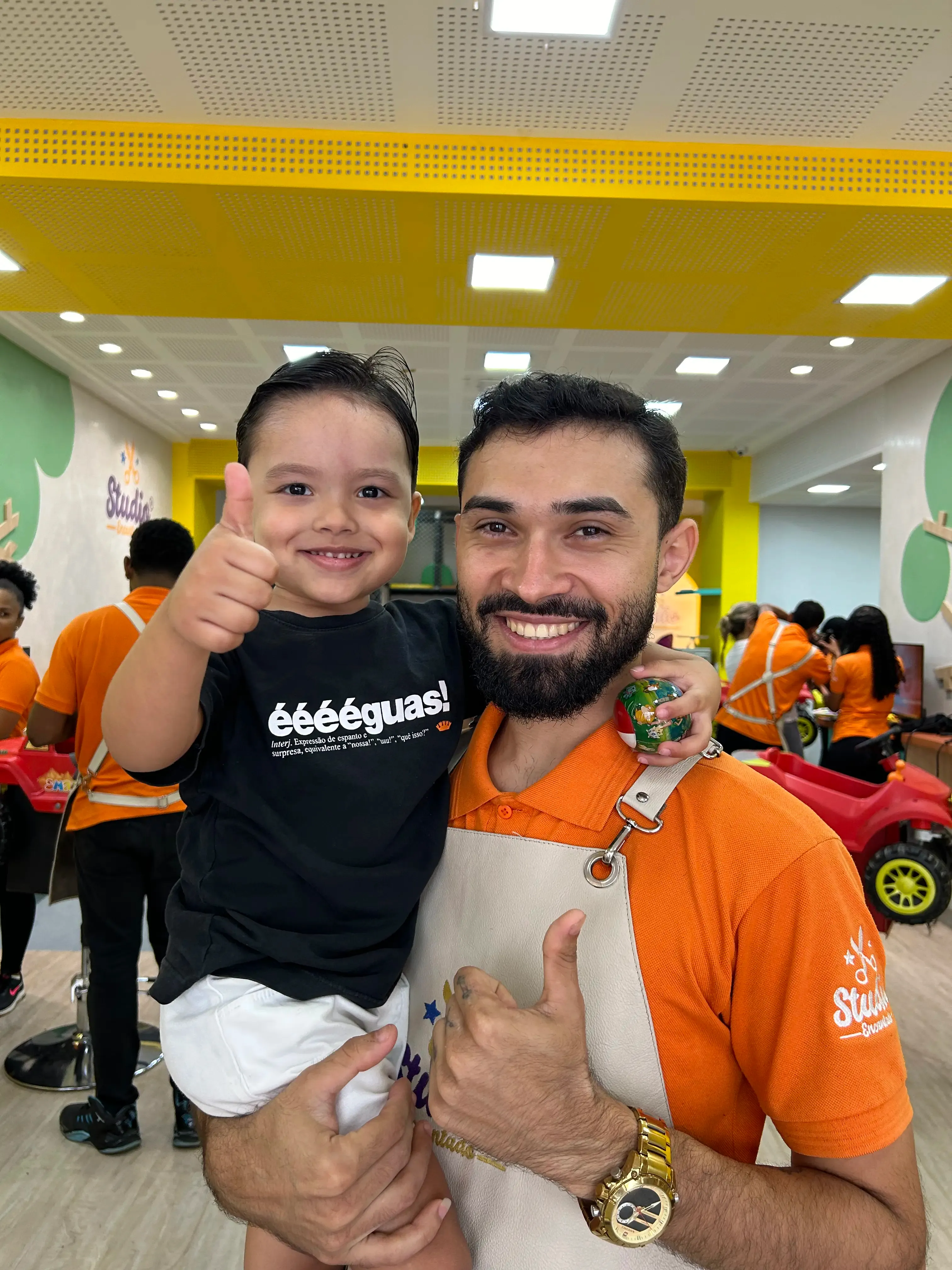 Barbeiro e criança felizes